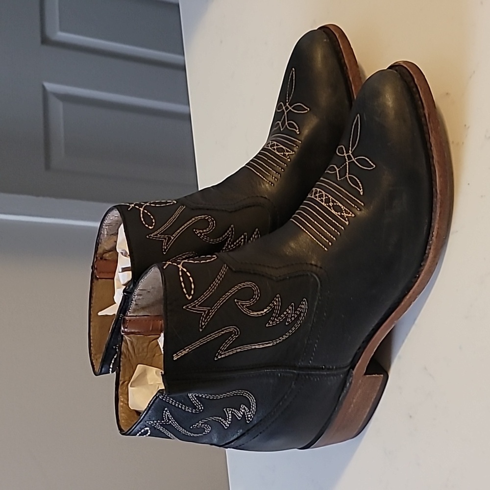Dolce Vita cowgirl booties Sz 7.5 Black leather